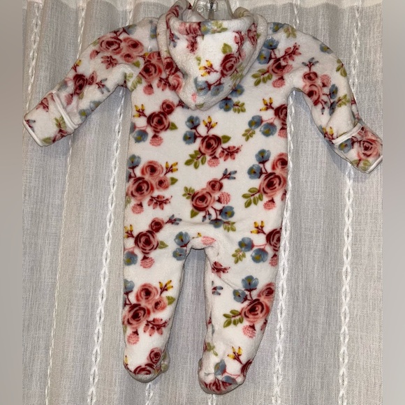 Le Top Bebe, sleeper, onesie. Pink floral patter sz. 6-9 mos. - Picture 10 of 13